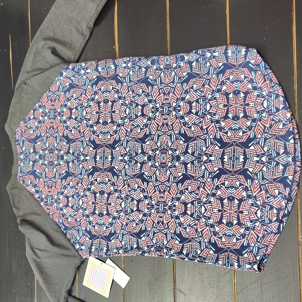 LulaRoe Randy Geometric Pattern Raglan Sleeve Top - Picture 13 of 15